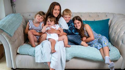 «Προτιμώ να παίζω με τα παιδιά μου αντί να τα πλένω και να τους μαγειρεύω κάθε μέρα»